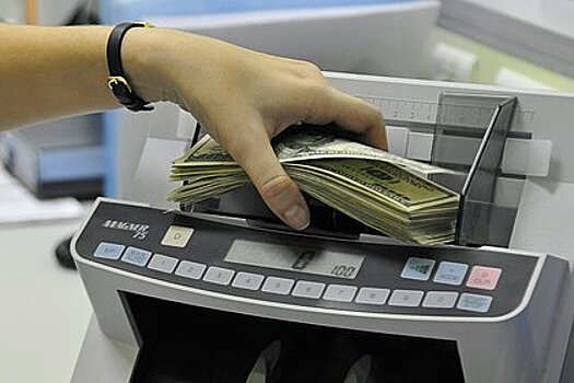 ЦБ продлил запрет брать комиссию при выдаче валюты россиянам