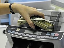 ЦБ продлил запрет брать комиссию при выдаче валюты россиянам