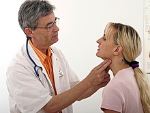 Врач назвал главные ошибки при лечении горла