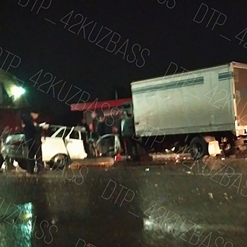 Грузовик смял легковушку на дороге в Кузбассе