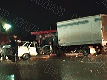 Грузовик смял легковушку на дороге в Кузбассе