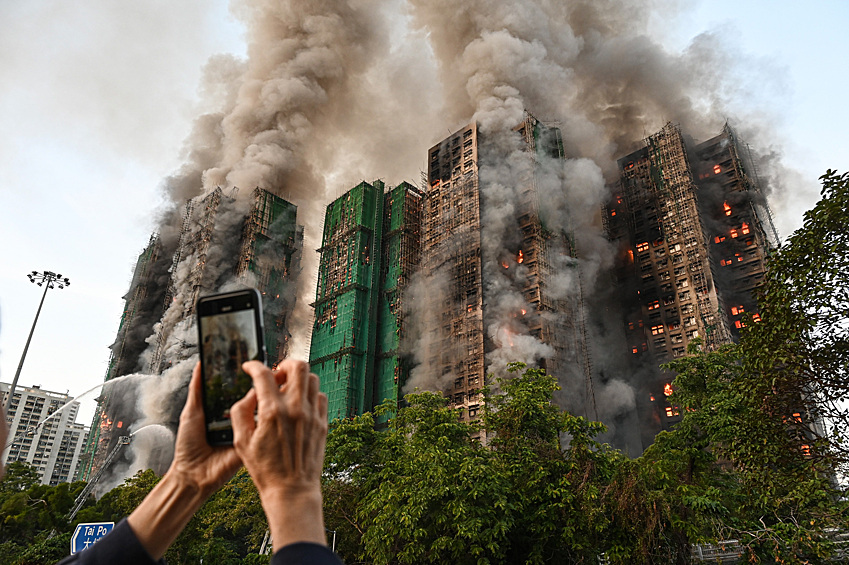 Очевидцы во время пожара в высотном жилом комплексе "Ван Фук Корт"