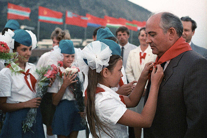 Генеральный секретарь ЦК КПСС Михаил Сергеевич Горбачев во время торжественного открытия международного театрализованного праздника «Дружат дети всей планеты!» во Всесоюзном пионерском лагере «Артек» имени Владимира Ильича Ленина, Крым, 1985 год