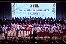 Певшие в хоре на сцене российские дети стали падать в обморок и попали на видео