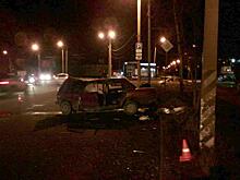 С тяжелыми травмами доставлена в больницу пассажирка автомобиля, въехавшего в столб