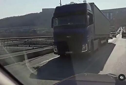 «Страшно ездить»: Рудневский мост во Владивостоке «пожаловался» на большегруз