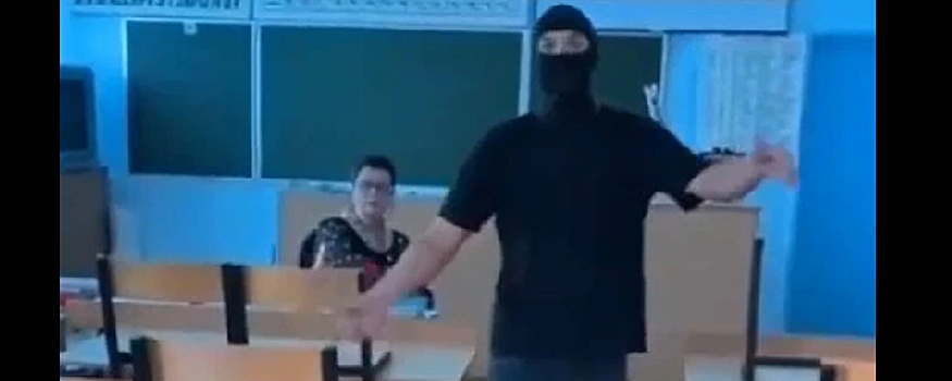 Под Волгоградом ученик в балаклаве подарил педагогу две гвоздики с черной лентой