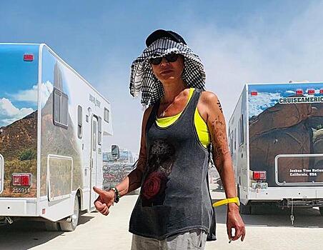 В шубе и мини-юбке: 64-летняя Хакамада отметилась на фестивале Burning Man
