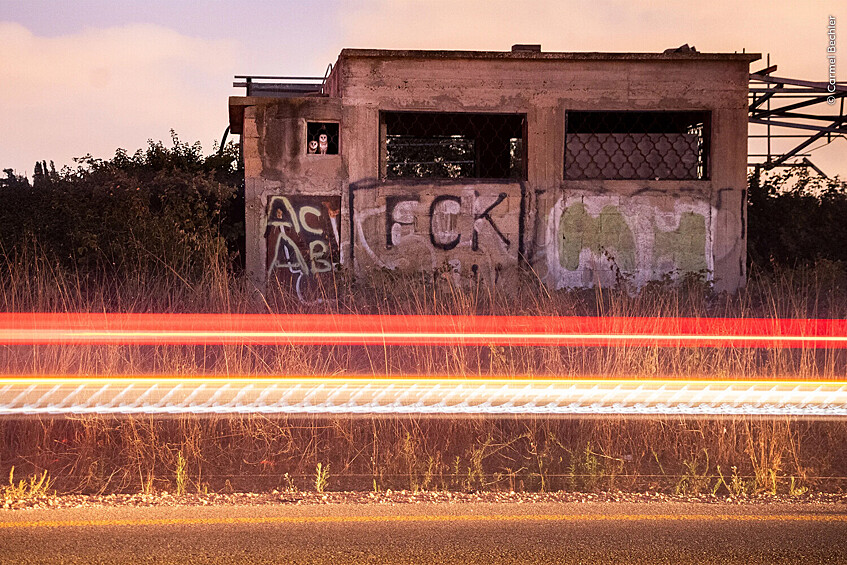 Победитель среди фотографов в возрасте 15–17 лет Придорожный домик сов. Хоф ха-Шарон, Израиль. Фотограф сделал этот снимок нескольких сипух в окне заброшенного здания, используя длительную выдержку, чтобы запечатлеть свет проезжающего транспорта.