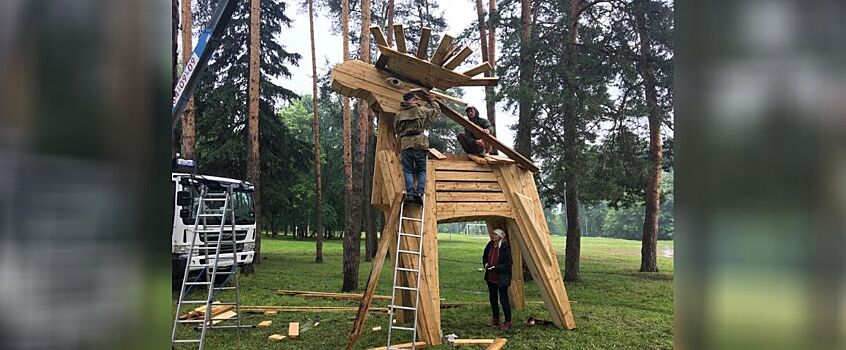 В Козьем парке Ижевска установили 5-метрового лося из дерева