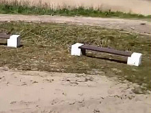 В Правдинск на пляж привезли песок с солью, которым зимой обрабатывали дороги