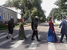 Куряне переоделись в костюмы разных эпох и прошлись по старинным кварталам