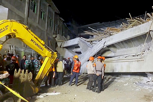 После обрушения школы в Индонезии 91 человек числится пропавшими без вести