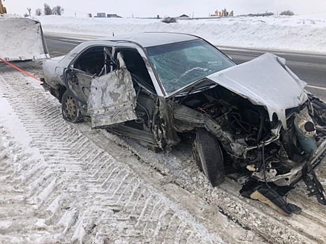 "Мерседес" вынесло под встречные фуры в Самарской области