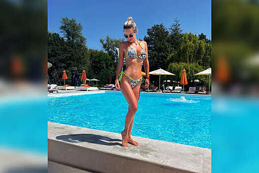 Дарья Карпина, жена главного тренера сборной России Валерия Карпина, выложила фото в купальнике