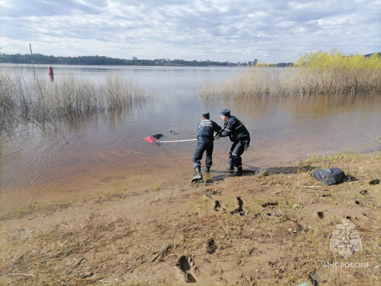 Погибшего мужчину достали из воды в районе Мызинского моста