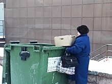 В «Пятерочке» проигнорировали сообщения о пенсионерах у мусорных баков магазина