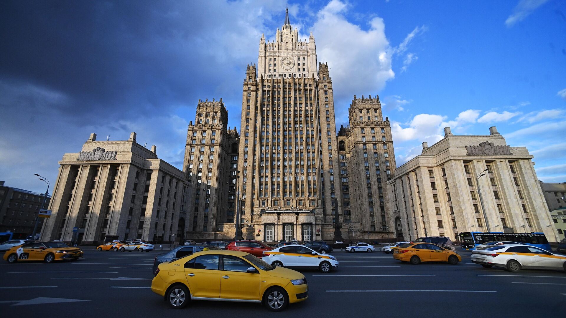 В РФ пообещали ответить на высылку дипломатов из Латвии