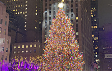 В Нью-Йорке у Рокфеллер-центра зажгли рождественскую ель