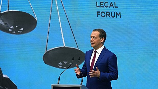 Медведеву интересно, кто победит в юридическом состязании с участием робота