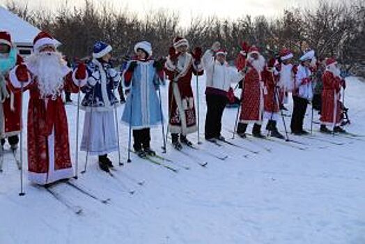 Лыжный забег Дедов Морозов и Снегурочек прошел в Уфе