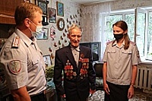 Полицейские УВД Зеленограда поздравили ветерана с юбилеем