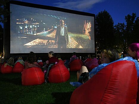 В московских парках открывают летние кинотеатры