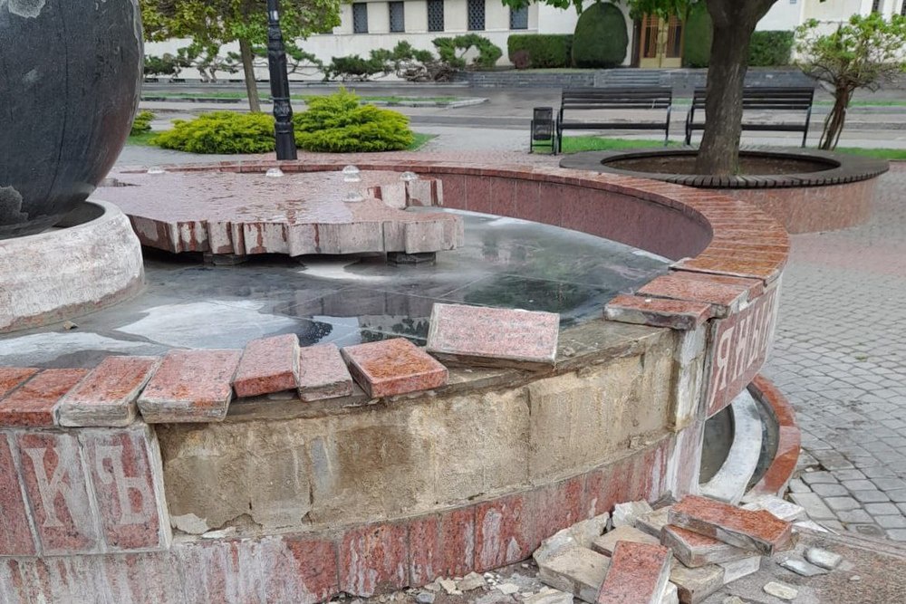 В Симферополе вандалы разбили фонтан в сквере Республики