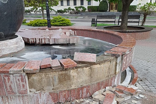 В Симферополе вандалы разбили фонтан в сквере Республики