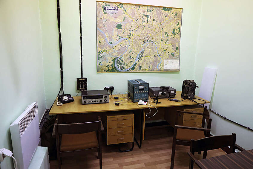 Пункт управления в бомбоубежище в центре Москвы. Аппаратура старая, но при выходе из строя сотовой связи работать будет только она