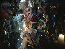 Пропаганда азартных игр: завуч лицея потребовала снять украшения в тематике «Алисы в Стране чудес»