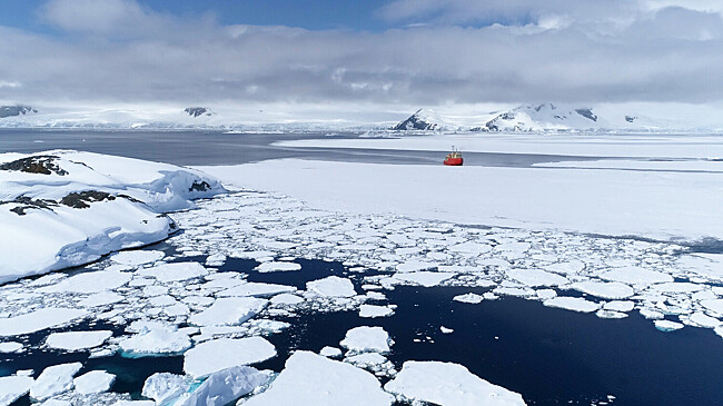 К застрявшему во льдах на Чукотке теплоходу направили ледокол