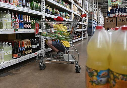 Мужчина подкидывал газировку с мочой в магазины из мести