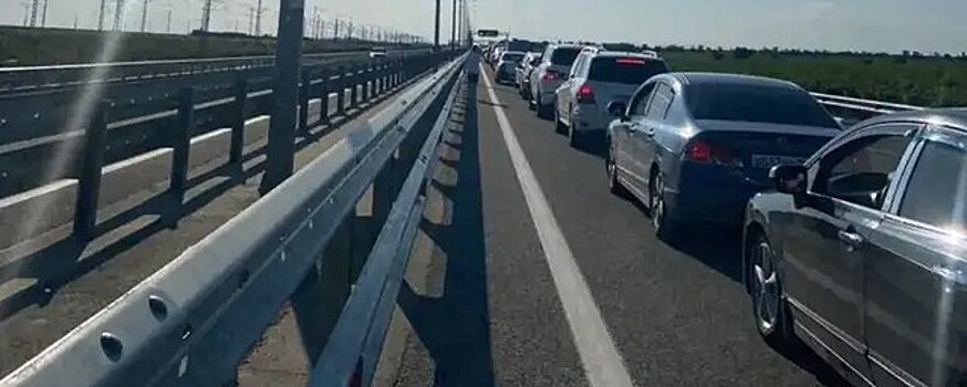 Эксперт АТОР Ромашкин назвал причину многокилометровой пробки у Крымского моста