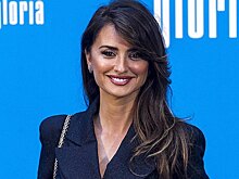 Пенелопа Крус в мини-платье Chanel показала стройные ноги в Мадриде