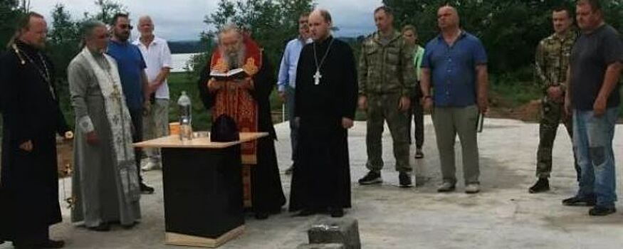 Закладка первого камня в фундамент строящейся церкви освящена в Новосокольническом районе