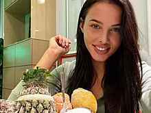 Роковая Анастасия Решетова оседлала мотоцикл для фотосессии