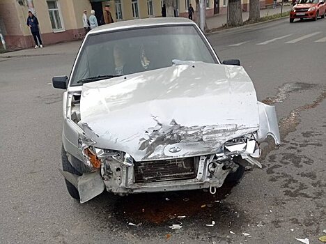 На Дзержинского разогнавшаяся фура врезалась в грузовик, пострадал один из водителей