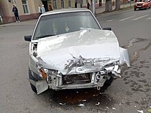 На Дзержинского разогнавшаяся фура врезалась в грузовик, пострадал один из водителей