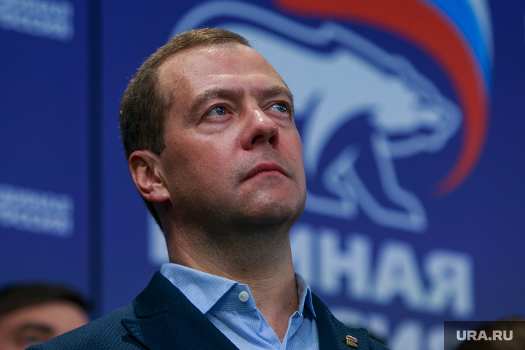Медведев назвал «стыдобой» школьные туалеты на улице и призвал их «изничтожить»