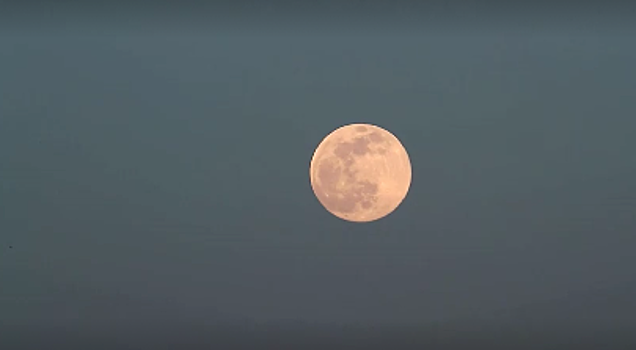Полная Луна встала над Босфором