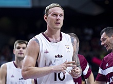 У посольства Латвии в Москве возложили цветы и зажгли свечи в память о Янисе Тимме