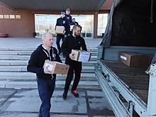 Грузить гуманитарную помощь для жителей ДНР и ЛНР помогли известные омские боксеры