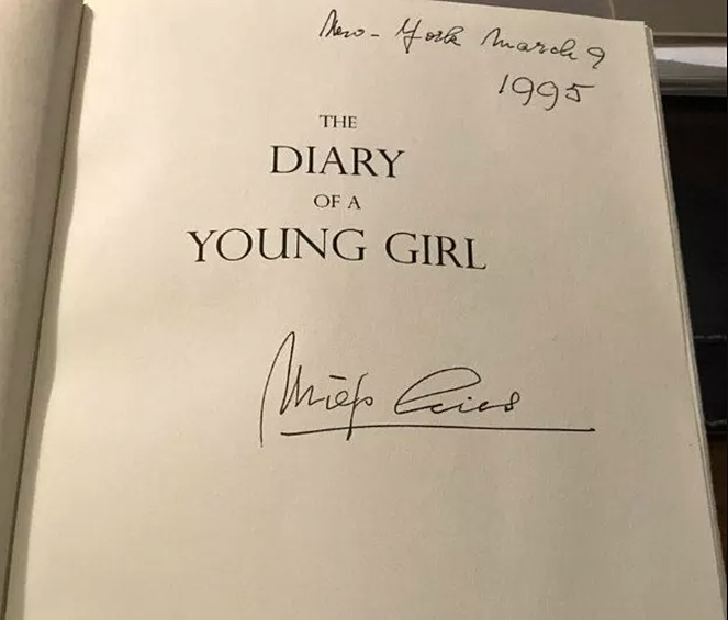 «Автограф Мип Гиз на „Дневнике Анны Франк“. Мип Гиз — та самая женщина, которая помогала скрывать Анну Франк в оккупированном Амстердаме с 1942 по 1944 годы. А после ареста Анны хранила у себя ее дневник»