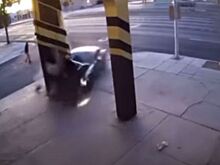 Новенький Dodge Challenger SRT Hellcat снёс два бетонных столба, но водитель утверждает, что не виноват