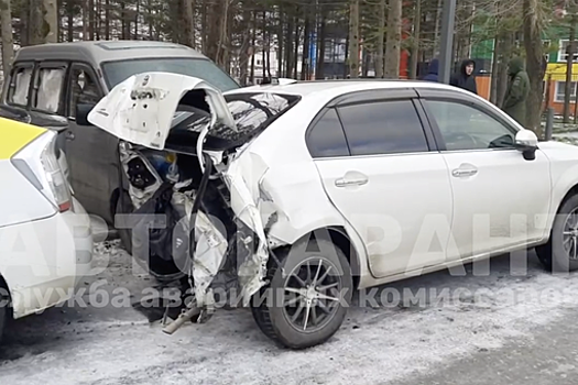 Иномарка закружилась вокруг своей оси и влетела в 10 авто во Владивостоке