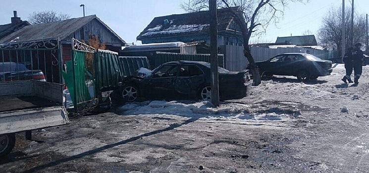 В Свободном водитель иномарки снёс забор жилого дома, пострадали два человека