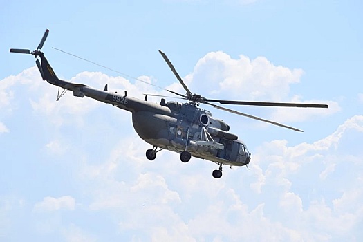 Вертолет с вахтовиками совершил вынужденную посадку в ямальской тундре