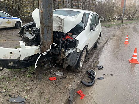 Водитель «Ниссана» врезался в столб на улице Баранова в Ижевске