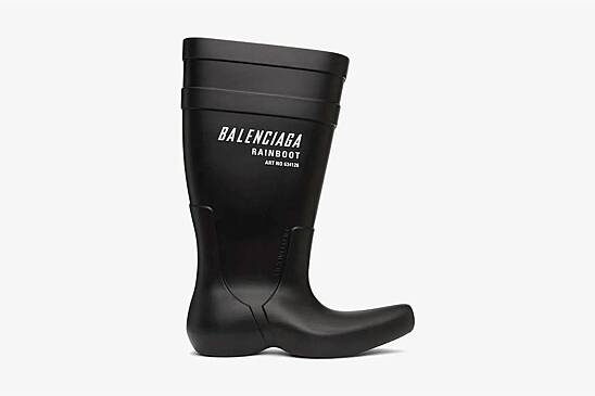 Balenciaga обругали в сети за продажу резиновых сапог за 105 тысяч рублей